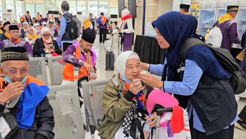 Kisah Haru Sepasang Lansia Disambut Kahwa Hangat di Bandara Madinah