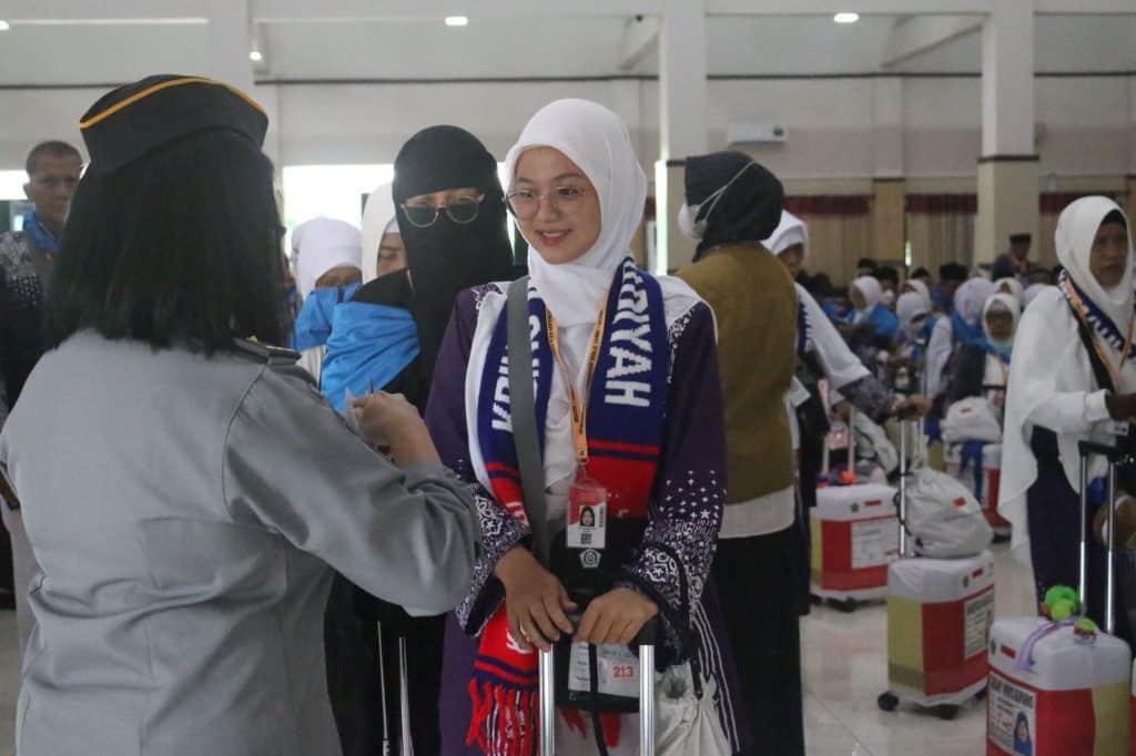 Levina, Jemaah Haji Termuda Asal Jawa Tengah: “Saya Gantikan Mama yang Sudah Wafat”