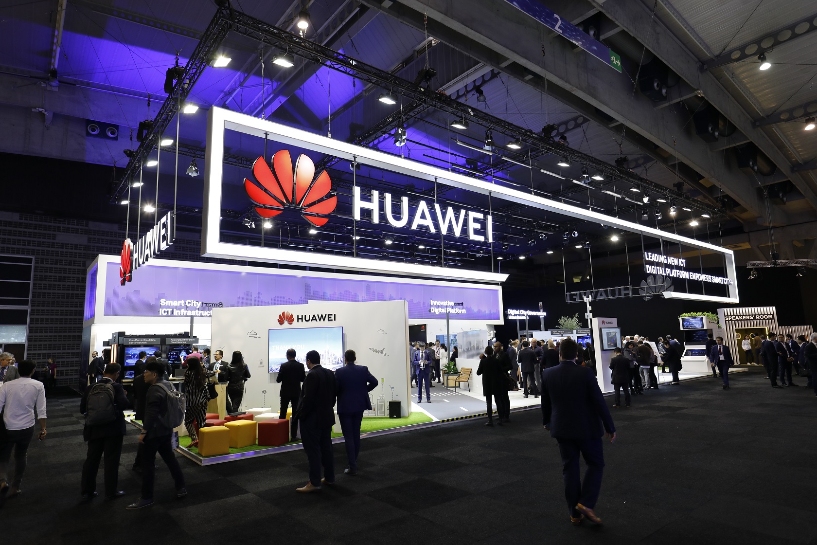 1542387318_Huawei-Booth.jpg